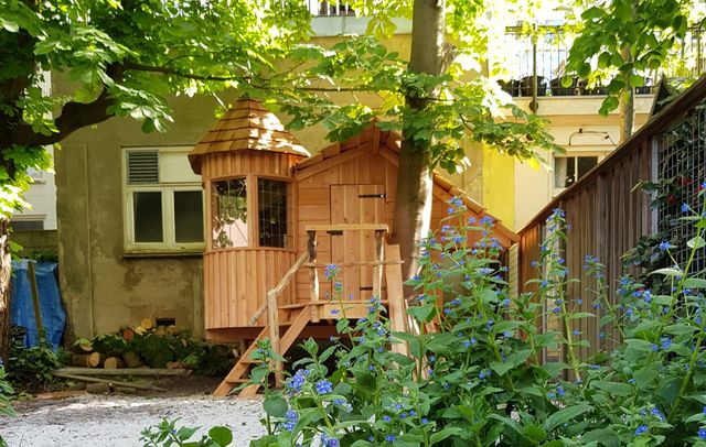 boomhut met ronde toren en glas in lood