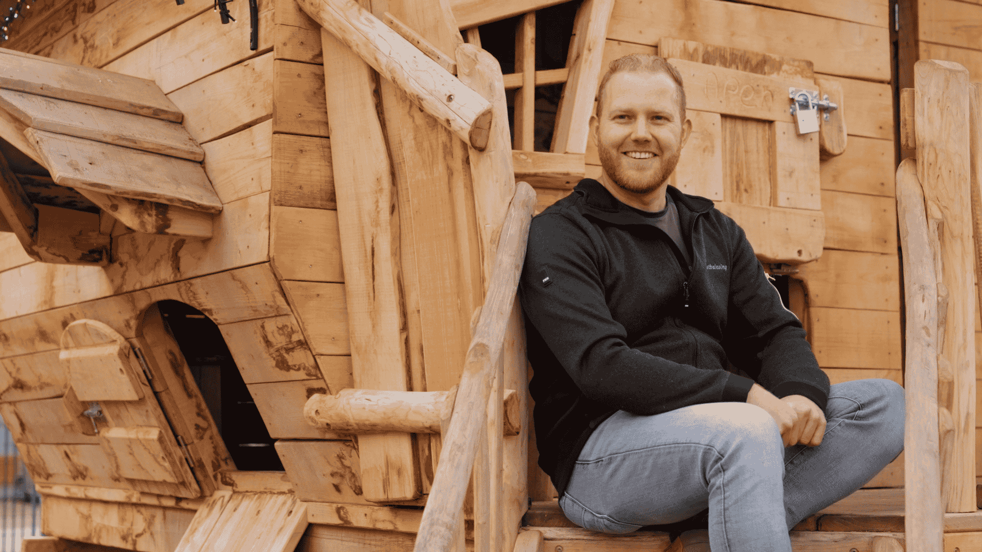 Een boomhutbouwer voor openbare NEN gekeurde boomhutten en boom speeltoestel