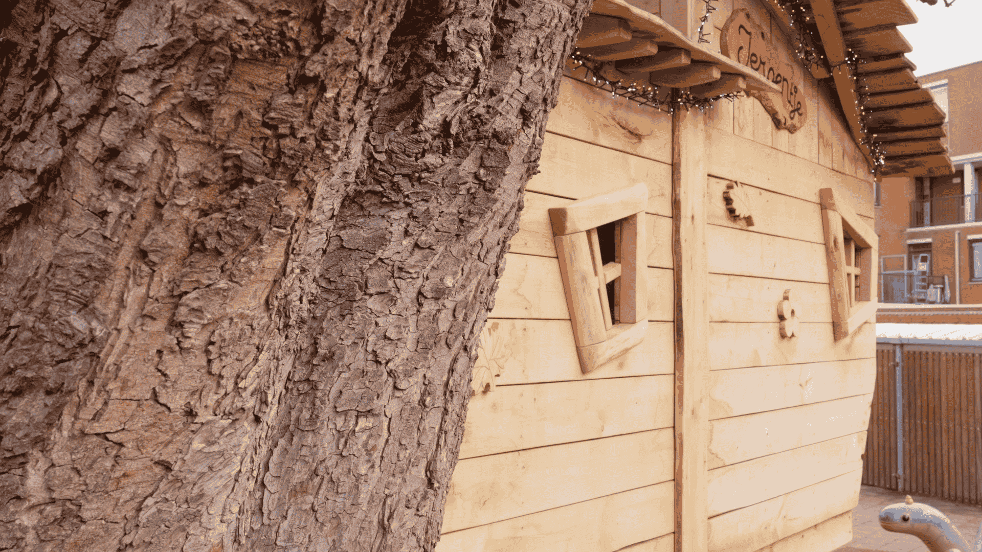 Boomhut speeltoestel met leuke raampjes en houten details. Houten boomhut