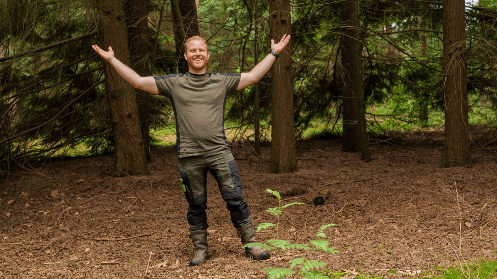boomhutbouwer met bomen op de achtergrond/ bos op de achtergrond